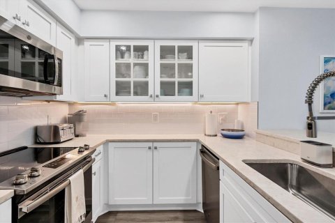 Townhouse in Boca Grande, Florida 2 bedrooms, 118.54 sq.m. № 2429444 - photo 11