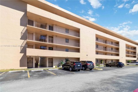 Condo in Miami, Florida, 2 bedrooms  № 1867692 - photo 1