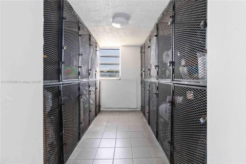 Condo in Miami, Florida, 2 bedrooms  № 1867692 - photo 19