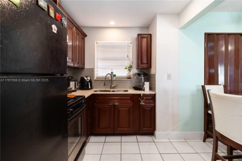 Condo in Miami, Florida, 2 bedrooms  № 1867692 - photo 11