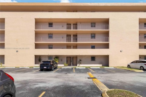 Condo in Miami, Florida, 2 bedrooms  № 1867692 - photo 5