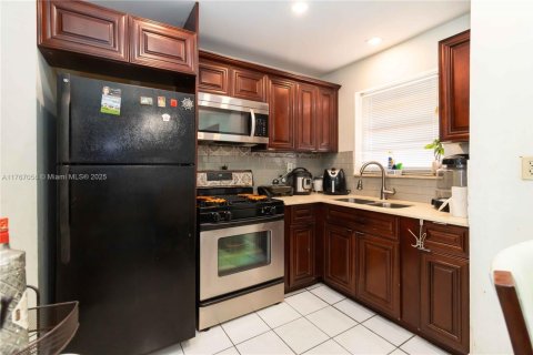 Condo in Miami, Florida, 2 bedrooms  № 1867692 - photo 10