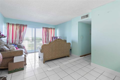 Condo in Miami, Florida, 2 bedrooms  № 1867692 - photo 7