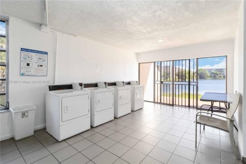 Condo in Miami, Florida, 2 bedrooms  № 1867692 - photo 17