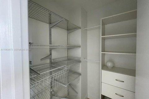 Condominio en alquiler en Fort Lauderdale, Florida, 1 dormitorio, 75.07 m2 № 2025632 - foto 12