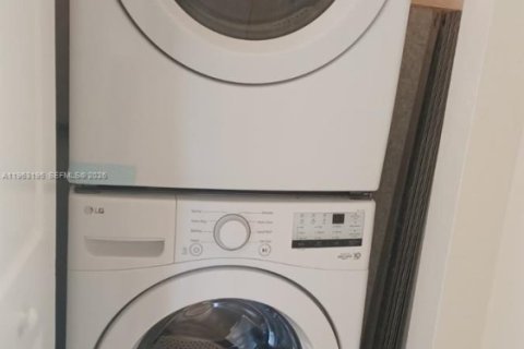 Copropriété à louer à Hialeah, Floride: 3 chambres, 110.18 m2 № 2024266 - photo 17