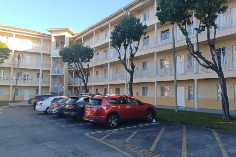 Condo à Hialeah, Floride, 3 chambres  № 2024266