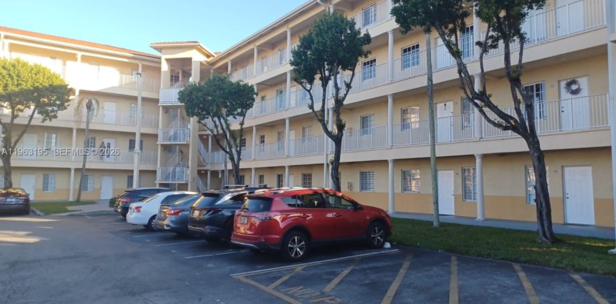 Condo à Hialeah, Floride, 3 chambres  № 2024266