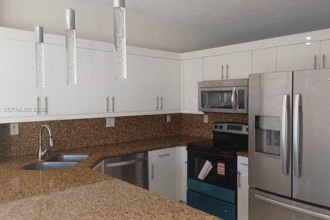 Copropriété à louer à Hialeah, Floride: 3 chambres, 110.18 m2 № 2024266 - photo 16