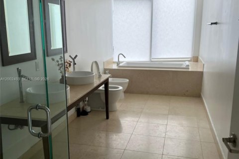 Condo in Miami, Florida, 1 bedroom  № 2170339 - photo 8