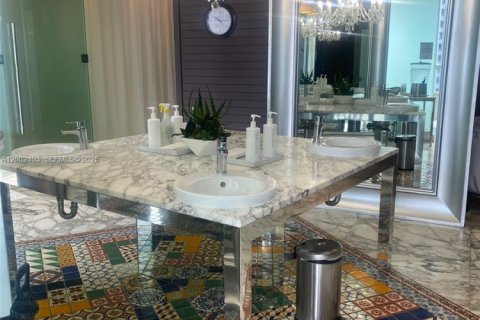 Condo in Miami, Florida, 1 bedroom  № 2170339 - photo 13
