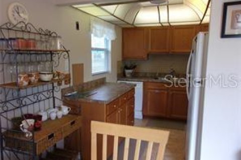 Condo in Sun City Center, Florida, 2 bedrooms  № 2111839 - photo 9