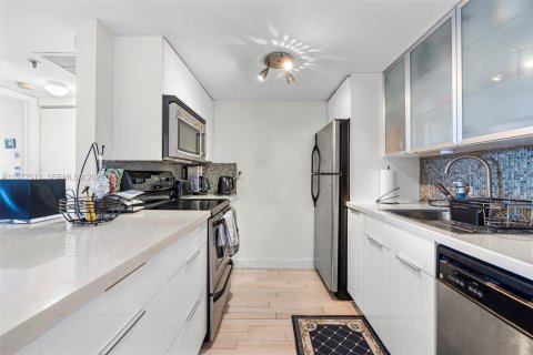 Condo in Miami Beach, Florida, 2 bedrooms  № 2041864 - photo 11