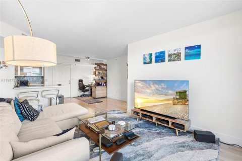 Condo in Miami Beach, Florida, 2 bedrooms  № 2041864 - photo 19