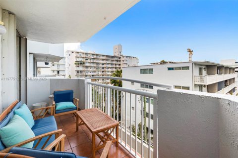 Condo in Miami Beach, Florida, 2 bedrooms  № 2041864 - photo 21