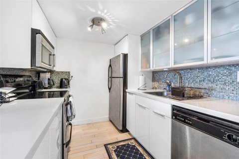 Condo in Miami Beach, Florida, 2 bedrooms  № 2041864 - photo 12
