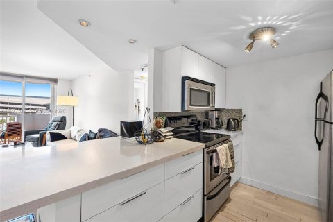 Condo in Miami Beach, Florida, 2 bedrooms  № 2041864 - photo 13