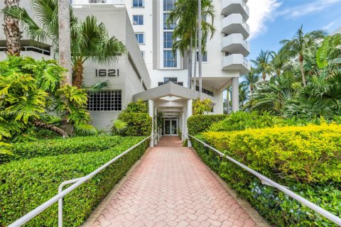 Condo in Miami Beach, Florida, 2 bedrooms  № 2041864 - photo 2