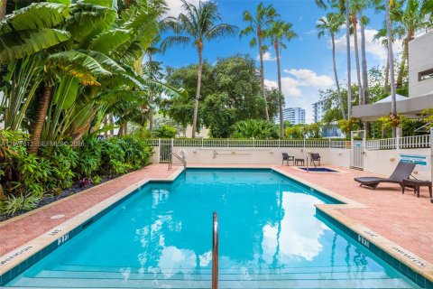 Condo in Miami Beach, Florida, 2 bedrooms  № 2041864 - photo 5