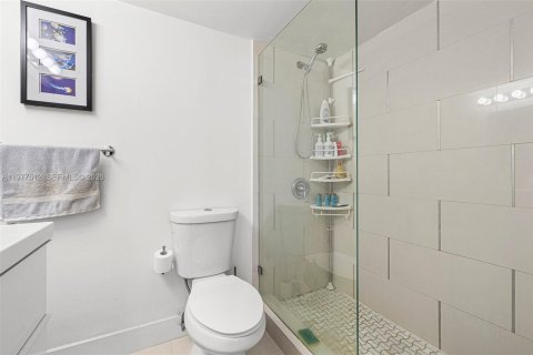 Condo in Miami Beach, Florida, 2 bedrooms  № 2041864 - photo 29
