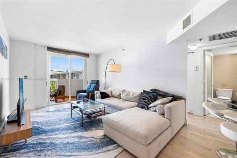 Condo in Miami Beach, Florida, 2 bedrooms  № 2041864 - photo 17