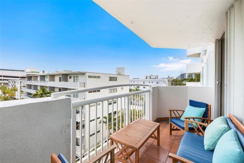 Condo in Miami Beach, Florida, 2 bedrooms  № 2041864 - photo 22