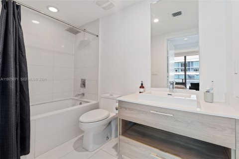 Condominio en alquiler en Miami, Florida, 1 dormitorio, 52.95 m2 № 2041356 - foto 16