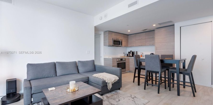 Condominio en Miami, Florida, 1 dormitorio  № 2041356