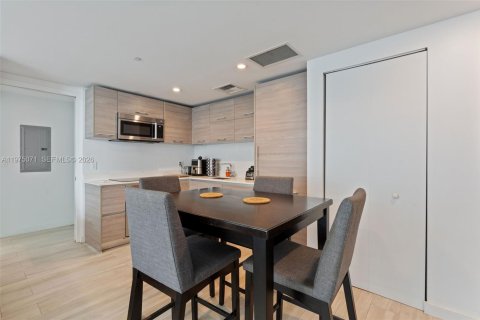 Condominio en alquiler en Miami, Florida, 1 dormitorio, 52.95 m2 № 2041356 - foto 6