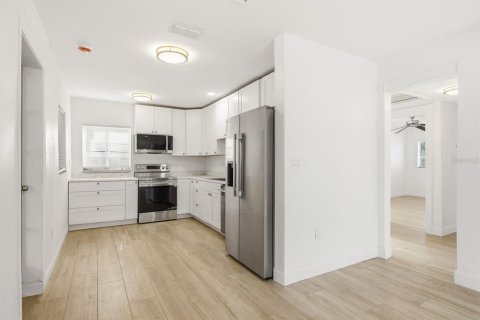 House in Tampa, Florida 3 bedrooms, 125.51 sq.m. № 2236501 - photo 8