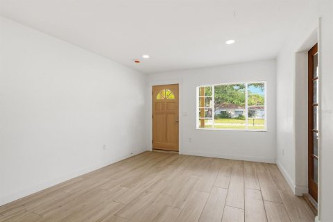 House in Tampa, Florida 3 bedrooms, 125.51 sq.m. № 2236501 - photo 5