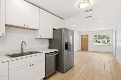 House in Tampa, Florida 3 bedrooms, 125.51 sq.m. № 2236501 - photo 11