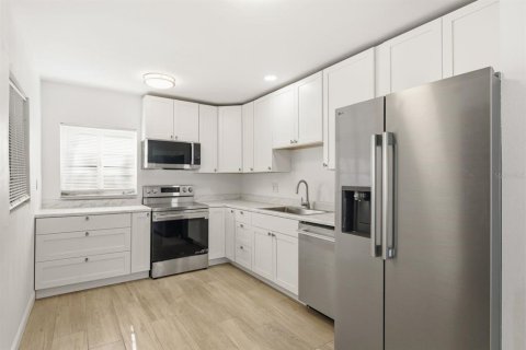 House in Tampa, Florida 3 bedrooms, 125.51 sq.m. № 2236501 - photo 9