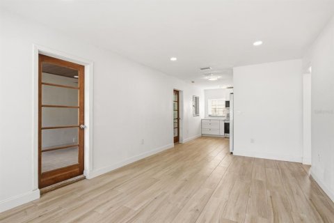 House in Tampa, Florida 3 bedrooms, 125.51 sq.m. № 2236501 - photo 6
