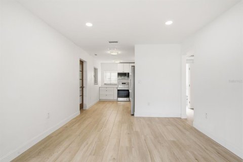 House in Tampa, Florida 3 bedrooms, 125.51 sq.m. № 2236501 - photo 7