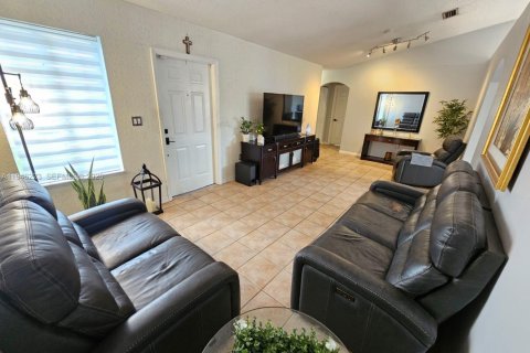 Casa en venta en Miami, Florida, 3 dormitorios, 115.38 m2 № 2002993 - foto 4