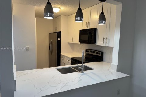 Copropriété à louer à Miami, Floride: 3 chambres, 108.23 m2 № 2080198 - photo 2