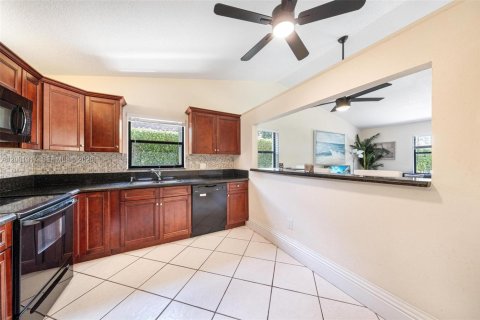 House in Boca Raton, Florida 3 bedrooms, 125.23 sq.m. № 2065981 - photo 6