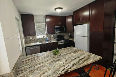 House in Coral Gables, Florida 4 bedrooms, 299.15 sq.m. № 1883794 - photo 2