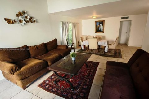 House in Coral Gables, Florida 4 bedrooms, 299.15 sq.m. № 1883794 - photo 6