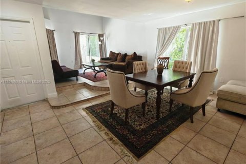 House in Coral Gables, Florida 4 bedrooms, 299.15 sq.m. № 1883794 - photo 4
