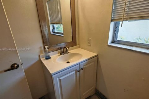 House in Coral Gables, Florida 4 bedrooms, 299.15 sq.m. № 1883794 - photo 9