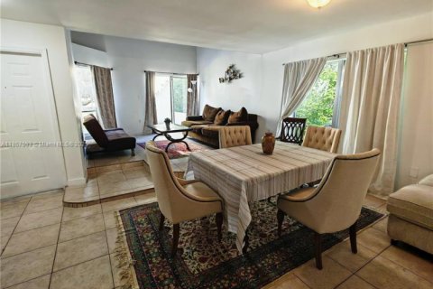 House in Coral Gables, Florida 4 bedrooms, 299.15 sq.m. № 1883794 - photo 1