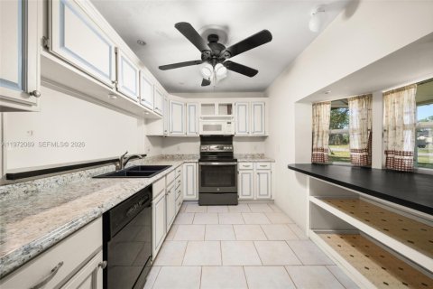 House in Sebring, Florida 3 bedrooms, 149.57 sq.m. № 2032801 - photo 11