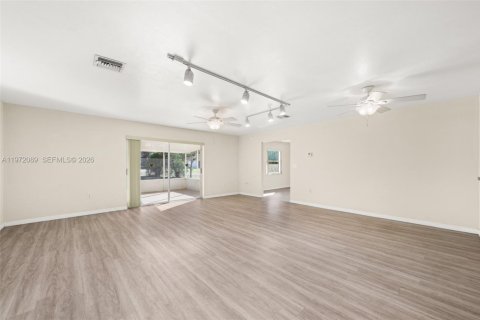 House in Sebring, Florida 3 bedrooms, 149.57 sq.m. № 2032801 - photo 5