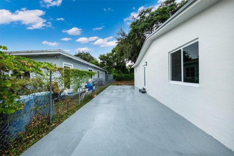 Villa ou maison à vendre à Miami, Floride: 3 chambres, 75.25 m2 № 1882524 - photo 5