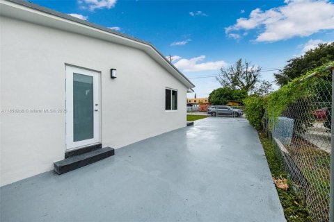 Villa ou maison à vendre à Miami, Floride: 3 chambres, 75.25 m2 № 1882524 - photo 6