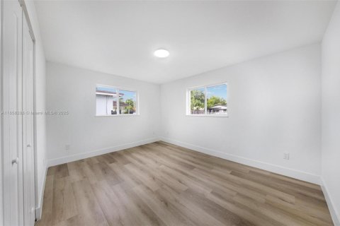 Villa ou maison à vendre à Miami, Floride: 3 chambres, 75.25 m2 № 1882524 - photo 20