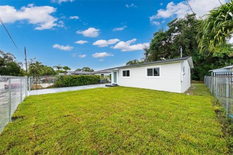 Villa ou maison à vendre à Miami, Floride: 3 chambres, 75.25 m2 № 1882524 - photo 4