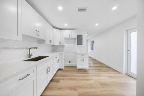 Villa ou maison à vendre à Miami, Floride: 3 chambres, 75.25 m2 № 1882524 - photo 12
